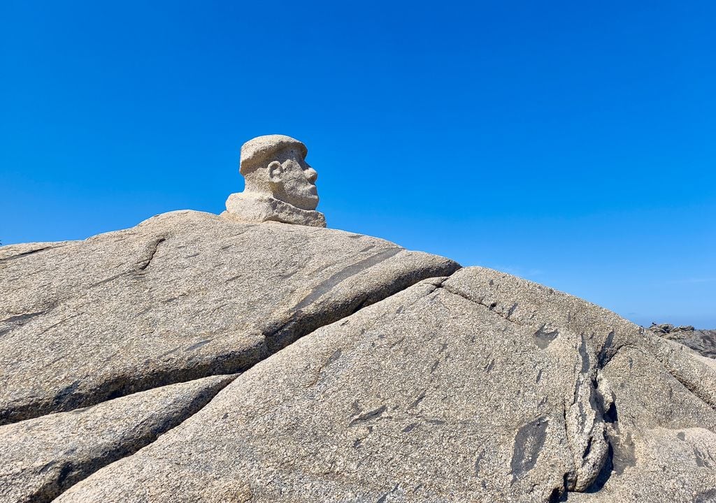 Figura de Pablo Neruda en Isla Negra. En la playa frente a la casa de Pablo Neruda hay una roca con la figura del poeta. Crédito: Catalina Contreras.