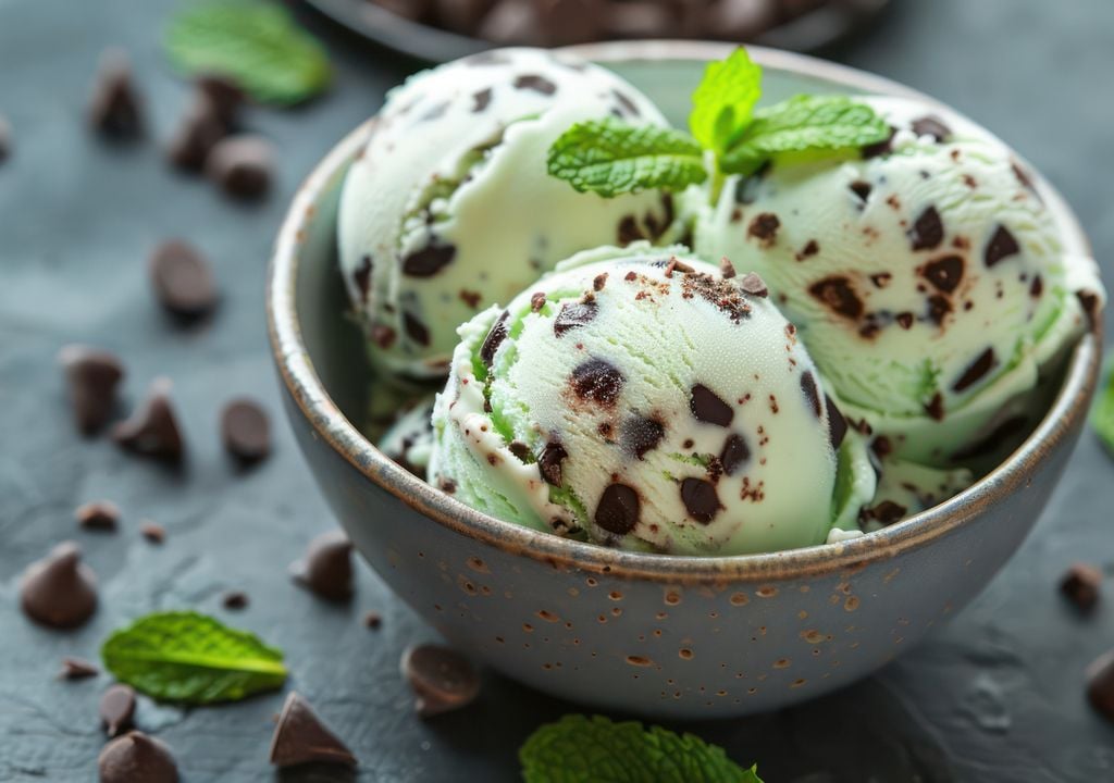 En tragos y postres, la menta no solo perfuma: también aporta frescura visual y sabor.