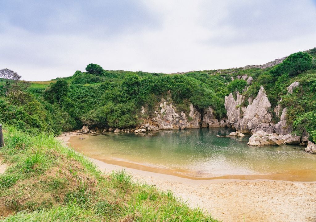 La playa más pequeña en Asturias