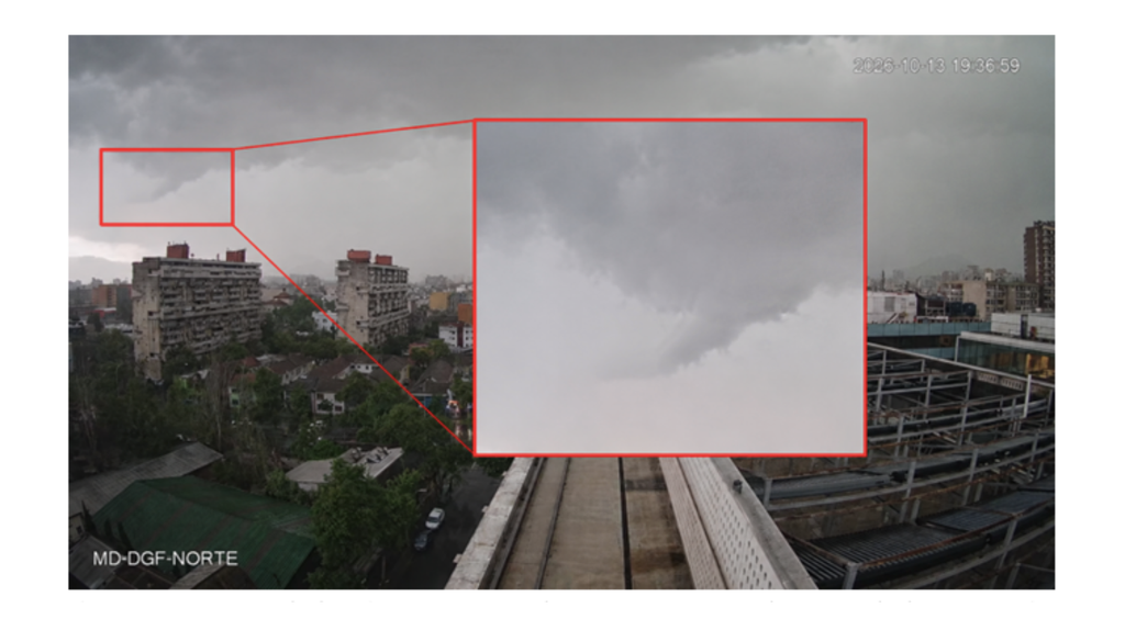 cámara DGF La cámara del DGF-Uchile destaca la presencia de nubes bajas tipo scud cloud o similares a shelf cloud. Crédito: DMC.