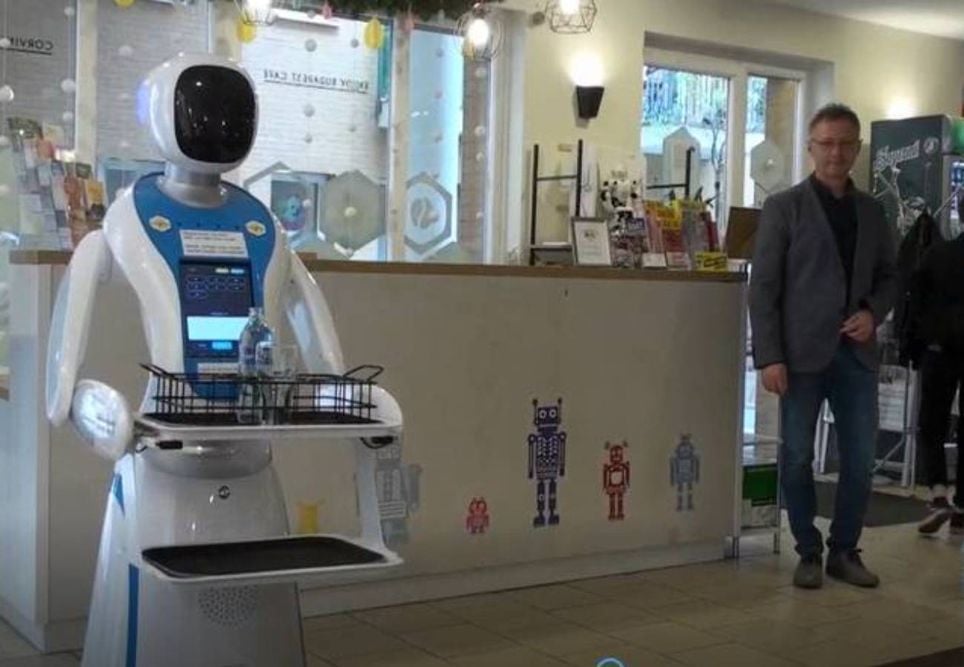 Hace 30 años, Stephen Hawking hizo estas predicciones para 2025, ¡y son impresionantes! robot camarero