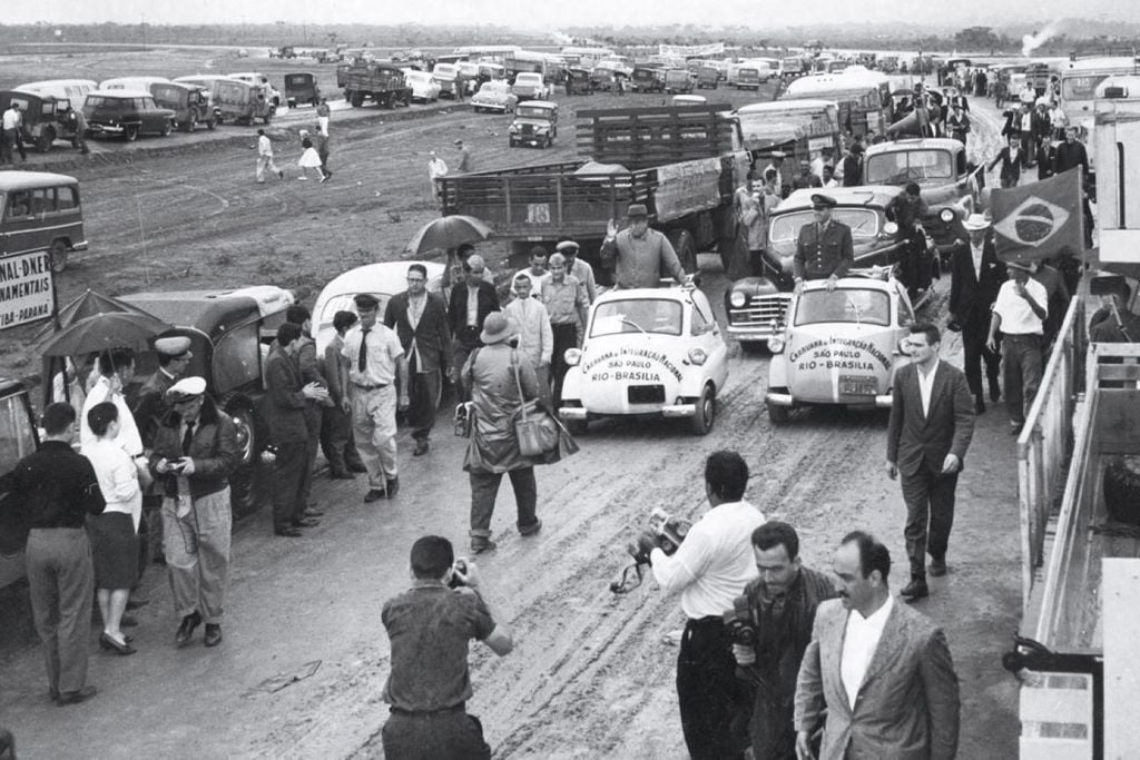 Brasília, 2 de fevereiro de 1960: o presidente Juscelino Kubitschek acena do Romi-Isetta claro (à esq.) durante uma caravana de veículos de fabricação nacional. Crédito: Revista Fapesp