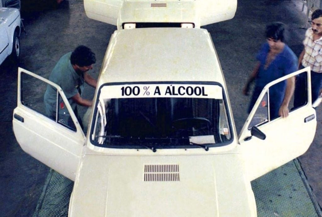 Linha de produção do Fiat 147, o primeiro carro a álcool produzido em série no mundo. Crédito: Stellantis