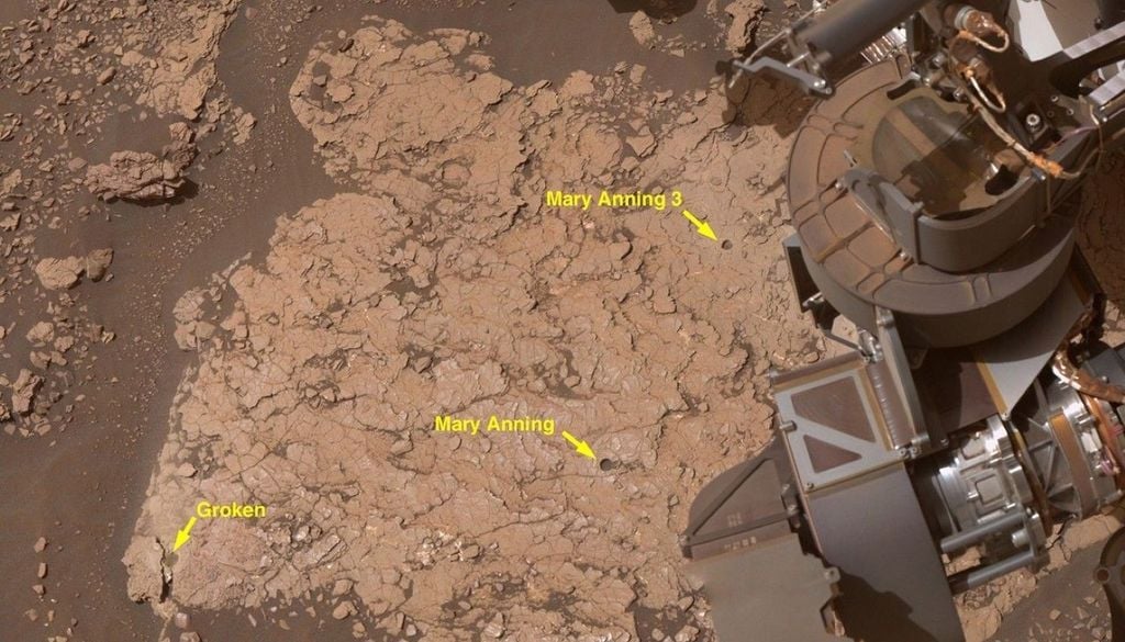 Esta es una imagen detallada y anotada de tres agujeros que el rover Curiosity de la NASA perforó en roca marciana en un lugar apodado "Mary Anning" en octubre de 2020. La muestra donde el rover encontró una gran variedad de moléculas orgánicas provino de "Mary Anning 3". (Un punto cercano, apodado "Mary Anning 2", no se utilizó). NASA/JPL-Caltech/MSSS.
