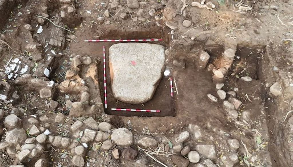 Plataforma de 30 metros de largo por 12 metros de ancho, construida con lajas y piedra caliza careada de color blanco y textura yesosa. Crédito: INHA. Plataforma de 30 metros de largo por 12 metros de ancho, construida con lajas y piedra caliza careada de color blanco y textura yesosa. Crédito: INHA.