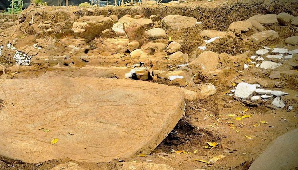 Escultura monolítica, de 1.88 metros de alto por 1.47 de ancho en la parte más amplia y 0.68 metros en la más angosta. Crédito: INAH. Escultura monolítica, de 1.88 metros de alto por 1.47 de ancho en la parte más amplia y 0.68 metros en la más angosta. Crédito: INAH.