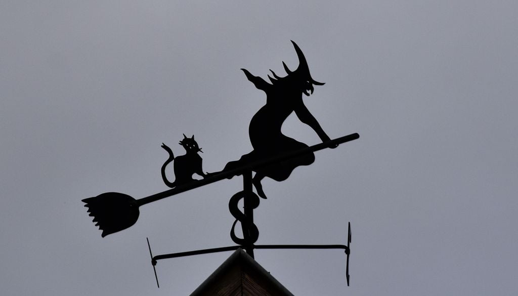 Depuis plusieurs siècles en Europe, le chat noir est associé à la sorcellerie et au diable. Depuis plusieurs siècles en Europe, le chat noir est associé à la sorcellerie et au diable.