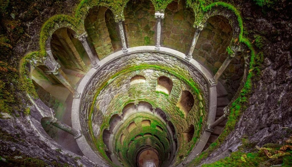 Il Pozzo Iniziatico nel giardino della Quinta da Regaleira a Sintra