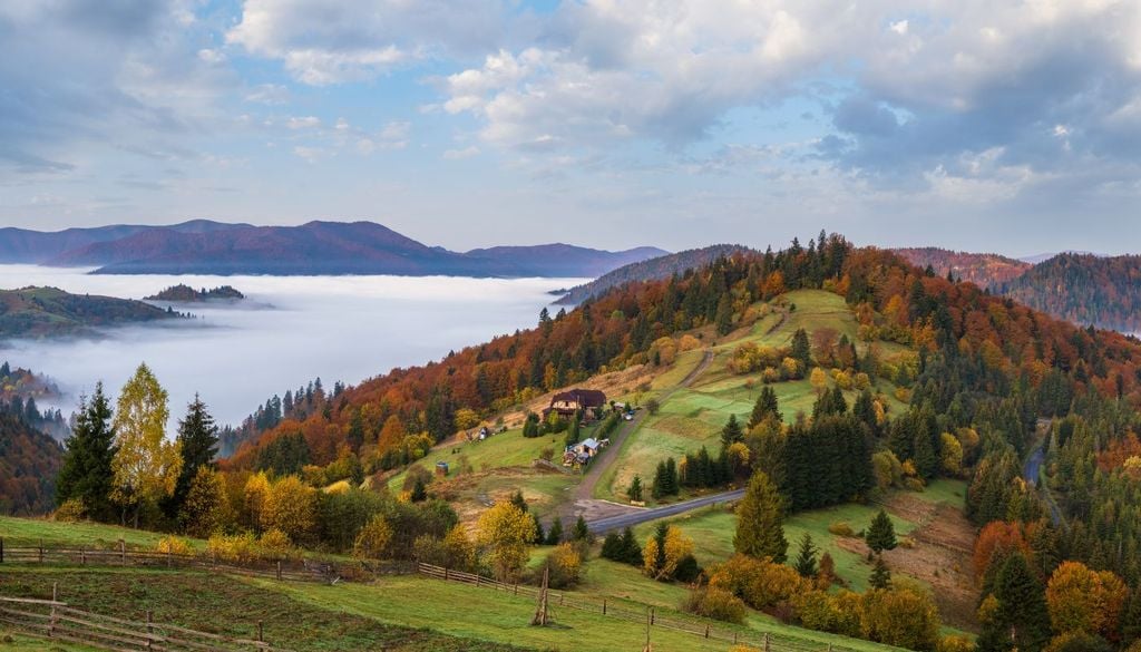Un paesaggio autunnale sui Carpazi, in Romania