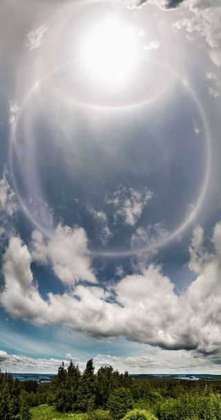 Halo espectacular sobre Finlandia