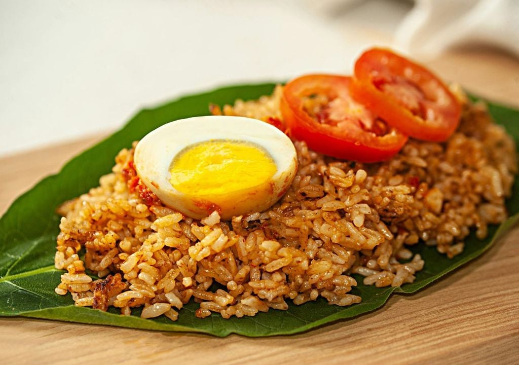 El arroz con huevo y vegetales es un plato muy bien balanceado.