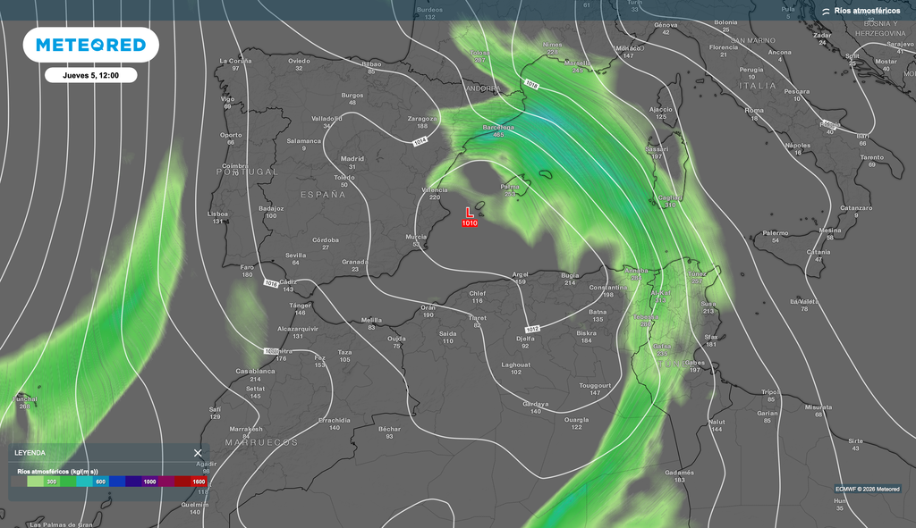 Mapa de presión en superficie y río atmosférico apuntando mañana hacia Cataluña, con procedencia africana. Fuente: Meteored.