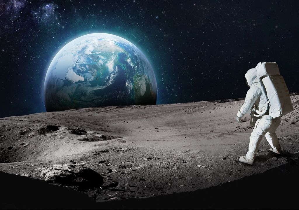 Astronauta sobre la Luna con vista hacia la Tierra