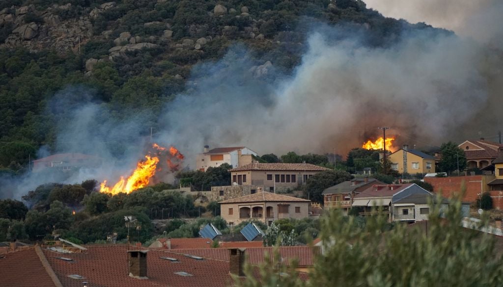 Los incendios forestales se convierten en incendios de otra índole cuando afectan a infraestructuras.