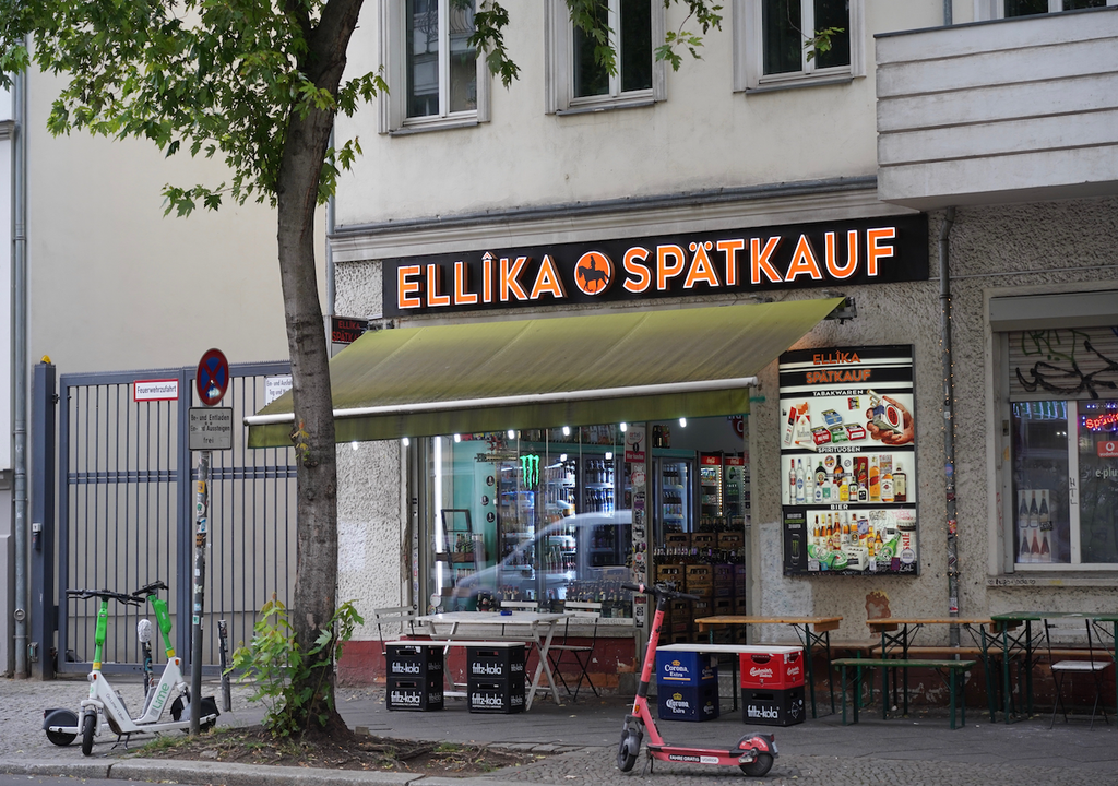 Leerer Gehweg vor einem Späti in Berlin – später Treffpunkt des Berliner Nachtlebens.
