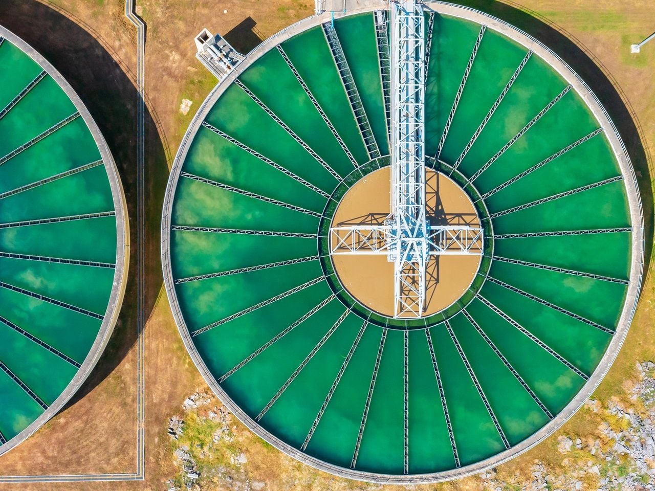 El proceso de desalinización, implica altos costos económicos, así como un potencial riesgo ambiental