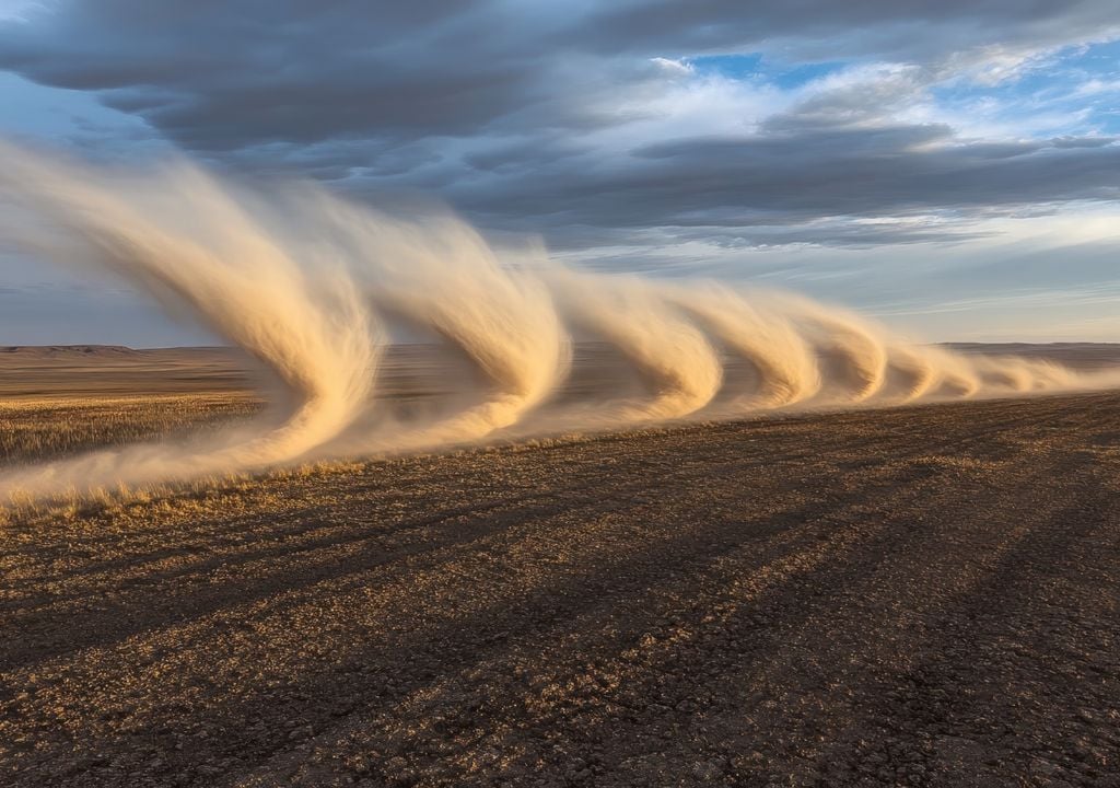 Un tornado se puede confundir con una microrráfaga, que consiste en una descarga descendente de aire frío que impacta contra el suelo y se dispersa con fuerza devastadora.