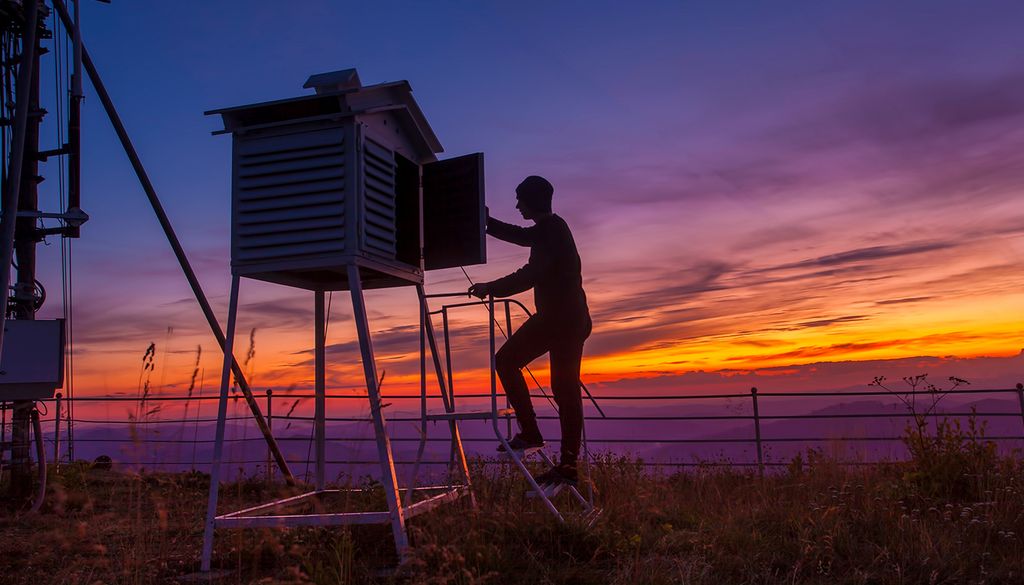 En todo el mundo, en cada hora, miles de meteorólogos realizan de manera simultánea las observaciones meteorológicas que son la base y el sustento de las predicciones meteorológicas que utilizamos a diario, muchas veces sin saberlo. En Argentina estamos por perder esas capacidades.