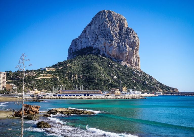 Hay un gigantesco olistolito que se levanta a más de 300 metros sobre el nivel del mar en plena costa de Alicante