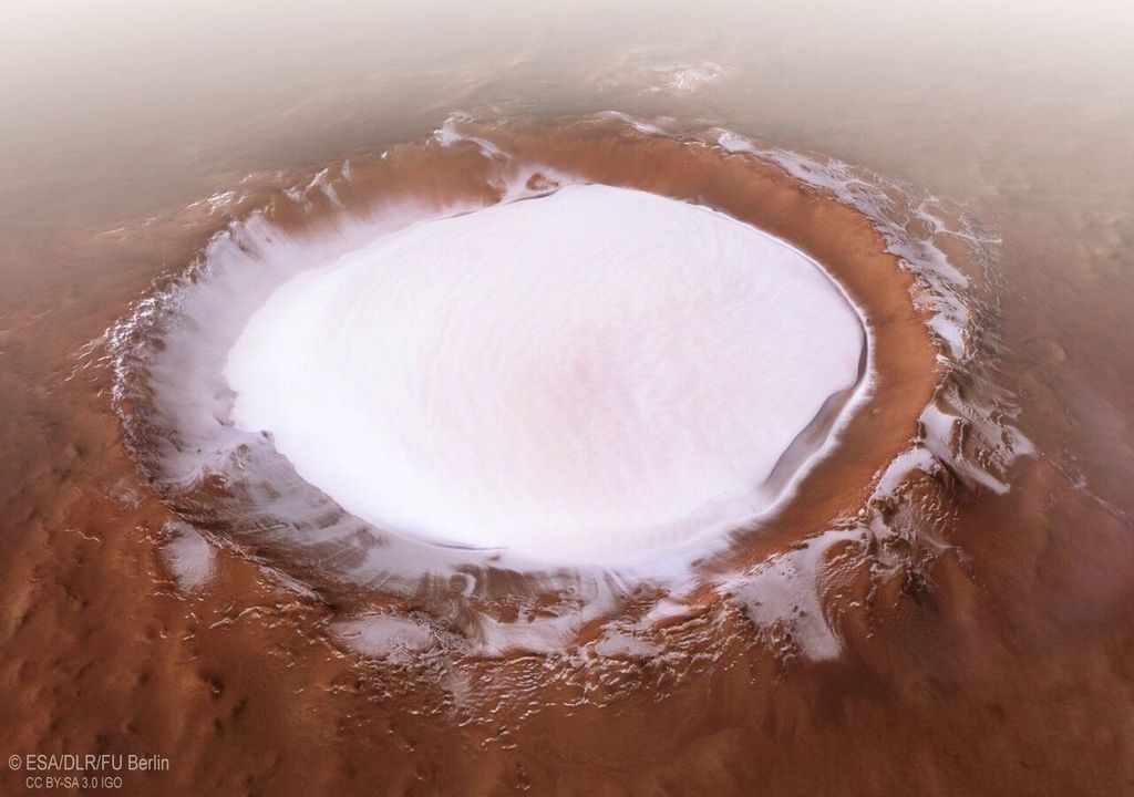 Situé dans une zone remplie de dunes connue sous le nom d'Olympia Undae, le cratère de Korolev abrite en son sein de la glace qui ne fond jamais. Photographie : Mission Mars Express de l'ESA.