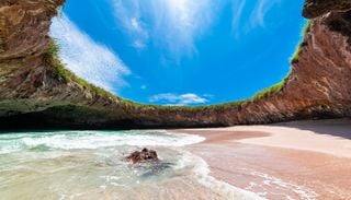 Hay una playa secreta en M&eacute;xico escondida dentro de un cr&aacute;ter y su historia est&aacute; marcada por la violencia