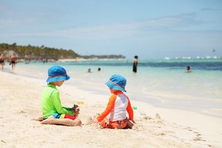 ¿Vas a la playa? El color del traje de baño importa, estos son los mejores colores para mantener a tus hijos a salvo