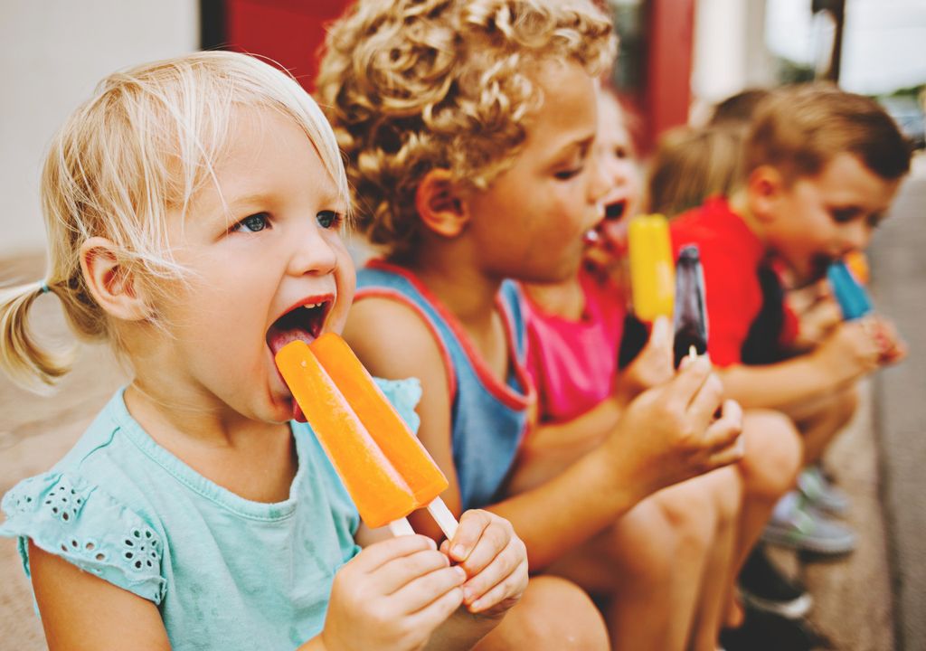 Children with ice lollies