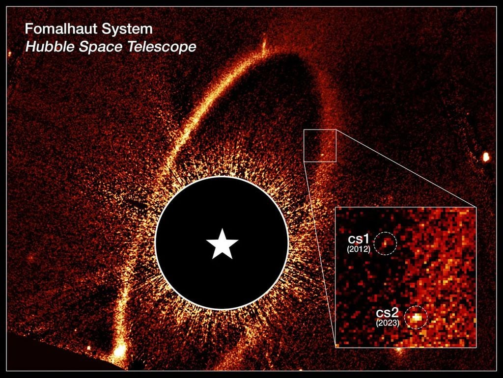 Das zusammengesetzte Bild des Hubble-Weltraumteleskops zeigt den Trümmerring und die Staubwolken cs1 und cs2 um den Stern Fomalhaut. Zum Vergleich ist die 2012 aufgenommene Staubwolke cs1 zusammen mit der 2023 aufgenommenen Staubwolke cs2 abgebildet.