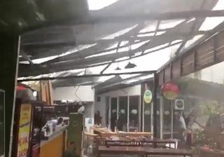 Heftiger Sturm reißt in Jakarta Dach von Restaurant!