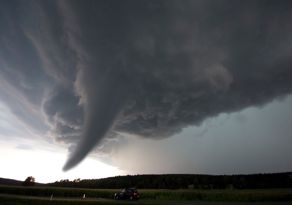 Heftiger Tornado wütet und bringt Zerstörung!