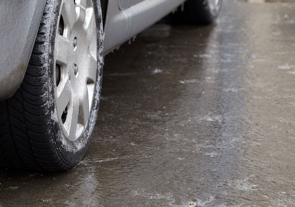calle y vehículo con hielo