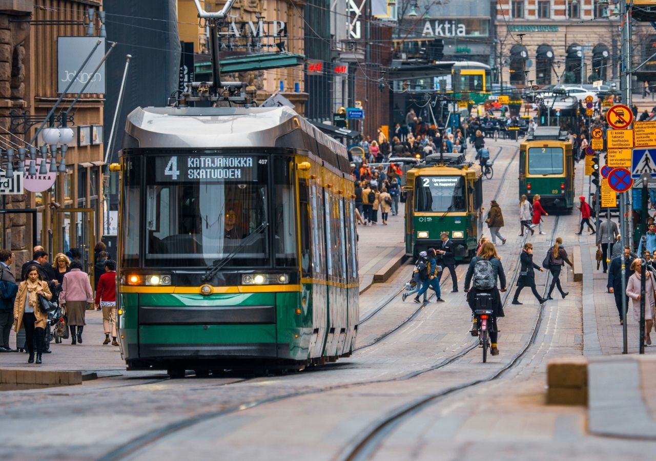 La ciudad de Helsinki redujo considerablemente la velocidad urbana de los vehículos. Es una ciudad con políticas que benefician al transporte de tranvías, peatones y bicicletas.