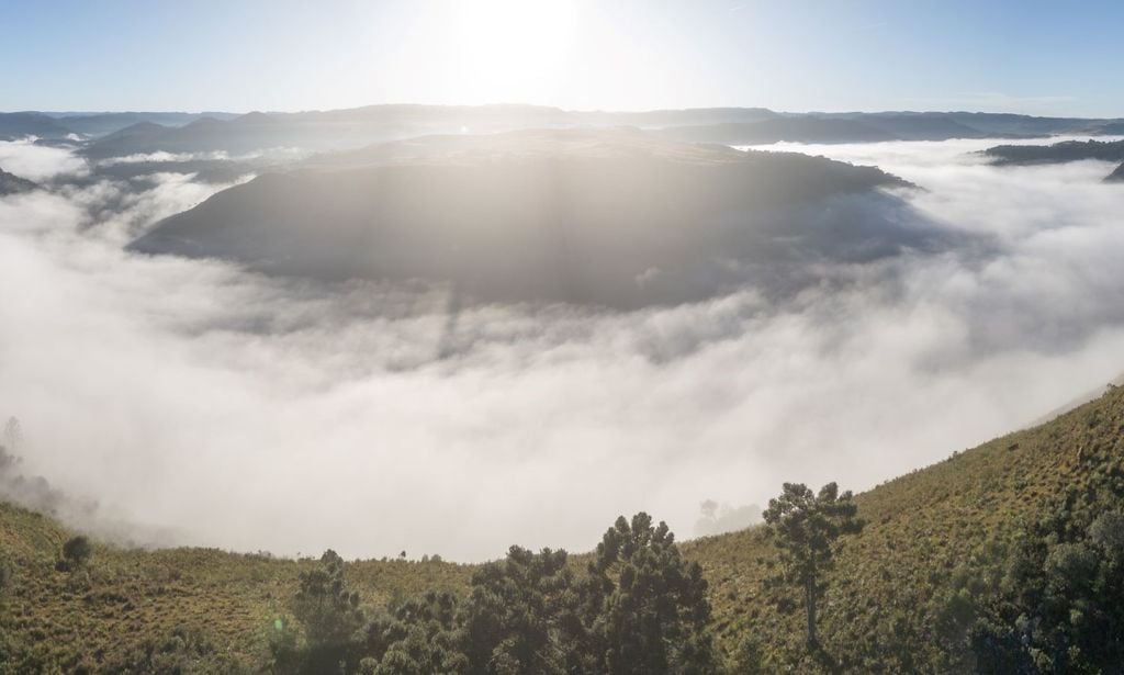 Gerade im Herbst scheint höher auf den Bergen oftmals die Sonne, während unten im Tal noch die graue Nebelsuppe festhängt und der Sonne keinen Platz macht