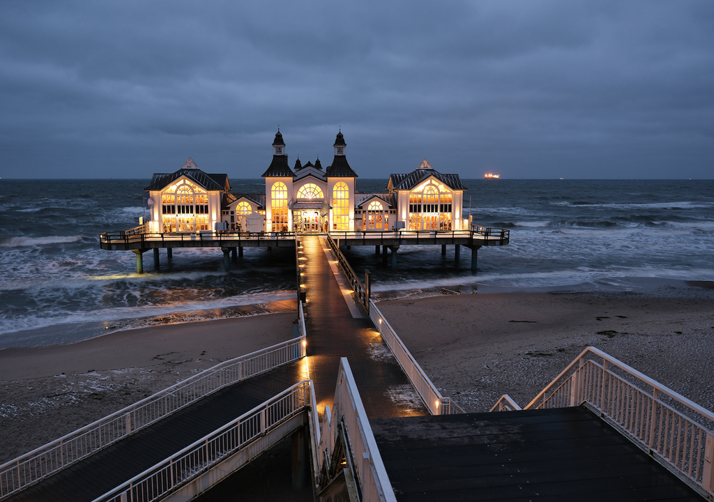 Seebrücke Sellin in der Abenddämmerung auf der Insel Rügen