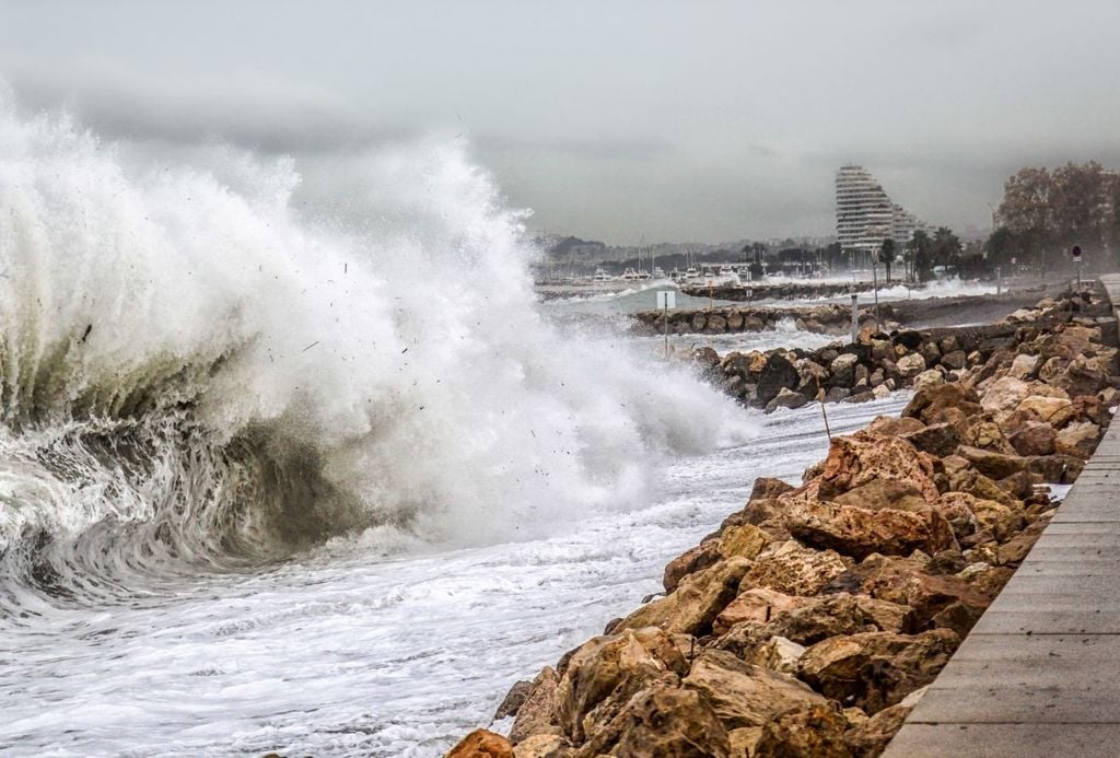 Herbst Sturm Wind Wasser Wellen rau Mit durchziehenden Tiefdruckgebieten nimmt aktuell auch der Wind zu. An den Küsten wird es sogar richtig stürmisch - doch warum ist das besonders im Herbst so oft der Fall?