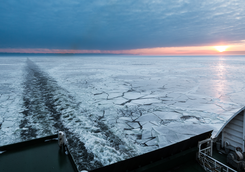 Symbolbild: Kanäle frei für die Versorgung! Der Eisbrecher ‚Swanti‘ sichert die Verbindung zwischen Festland und der winterlich isolierten Insel Hiddensee