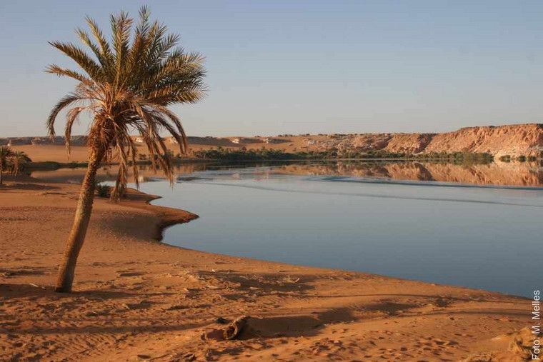 El lago Yoa es un lago alimentado por aguas subterráneas situado en el centro del desierto del Sahara, donde se han depositado sedimentos durante 10.800 años, formando un archivo único de la historia de las precipitaciones de la región (Foto: M. Melles).