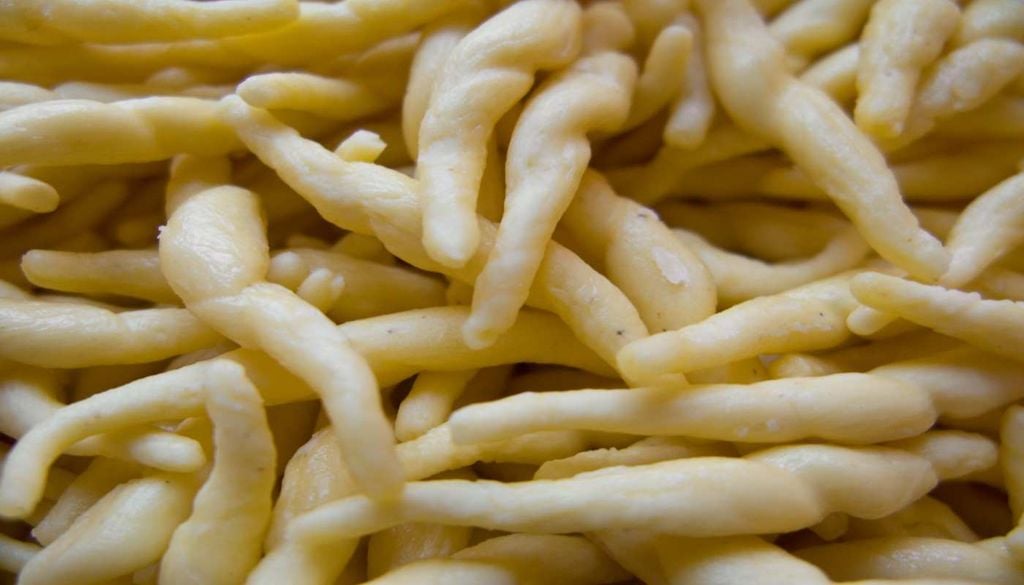 Pequenas e torcidas à mão, as trofie nasceram na Ligúria para abraçar o pesto ou outros molhos e guardar o sabor da sua terra.