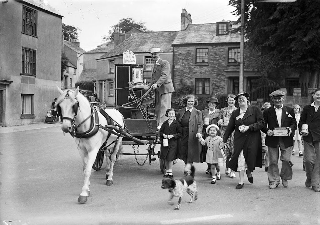 ‘Uncle Sam’ Stevens with barrel organ and helpers collecting for Bodmin hospital, Church Square, 20th July 1940. Credit of The Ellis Collection at Kresen Kernow.