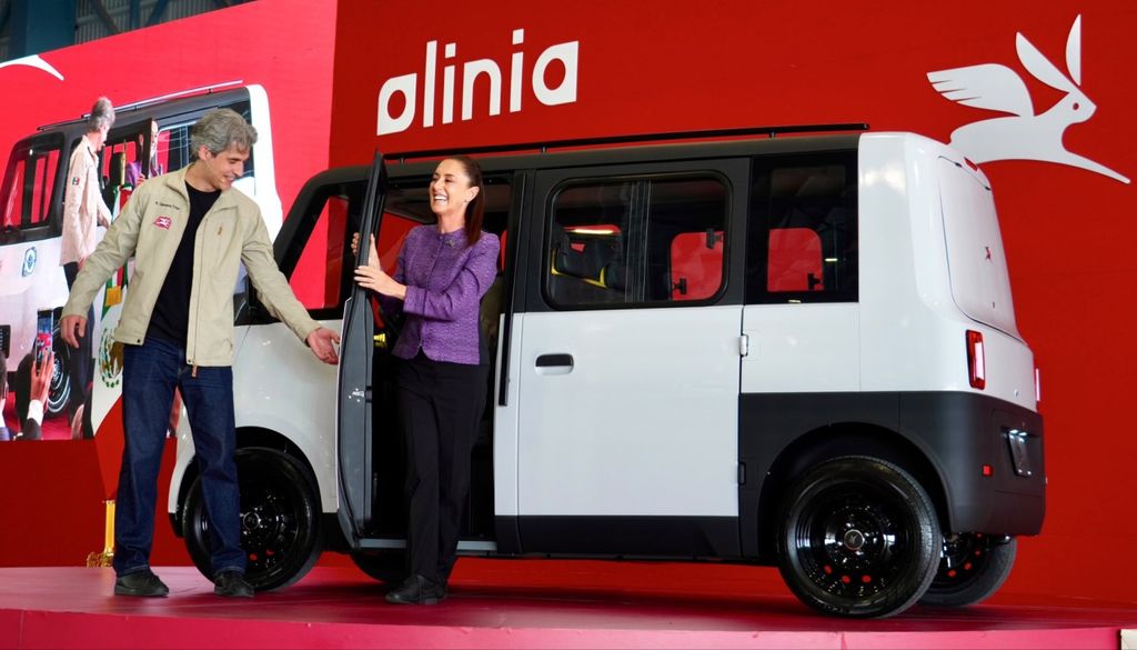 La presidenta de México Claudia Sheinbaum Pardo, fue quien presentó oficialmente "Olinia", el auto eléctrico creado por jóvenes mexicanas y mexicanos, en un evento realizado en Michoacán, el domingo 7 de junio.