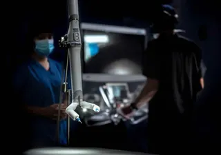 Histórico: un robot manejado desde la Tierra realiza la primera cirugía en el espacio