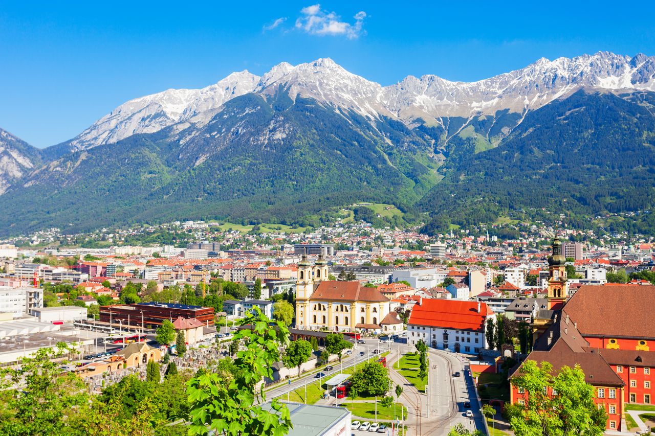 Die bevölkerungsreichste Stadt Tirols liegt vor eindrucksvollem Bergpanorama. Foto: Adobe Stock