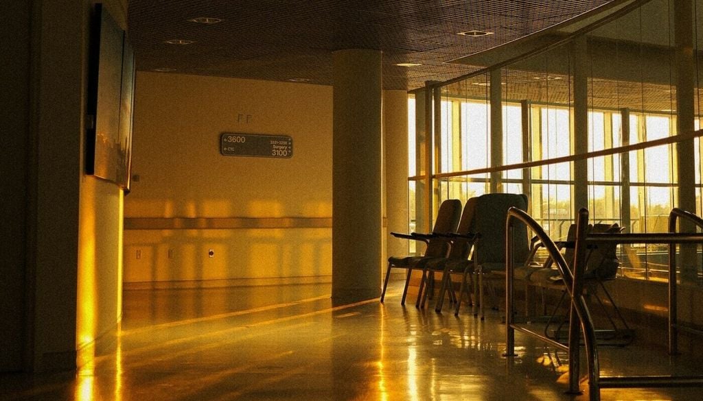 Weil Hitze eine zusätzliche Belastung für den Körper darstellt, kommt es besonders in Krankenhäusern auf zusätzliche Kühlung an. Bild: Sibtain Ali/Unsplash
