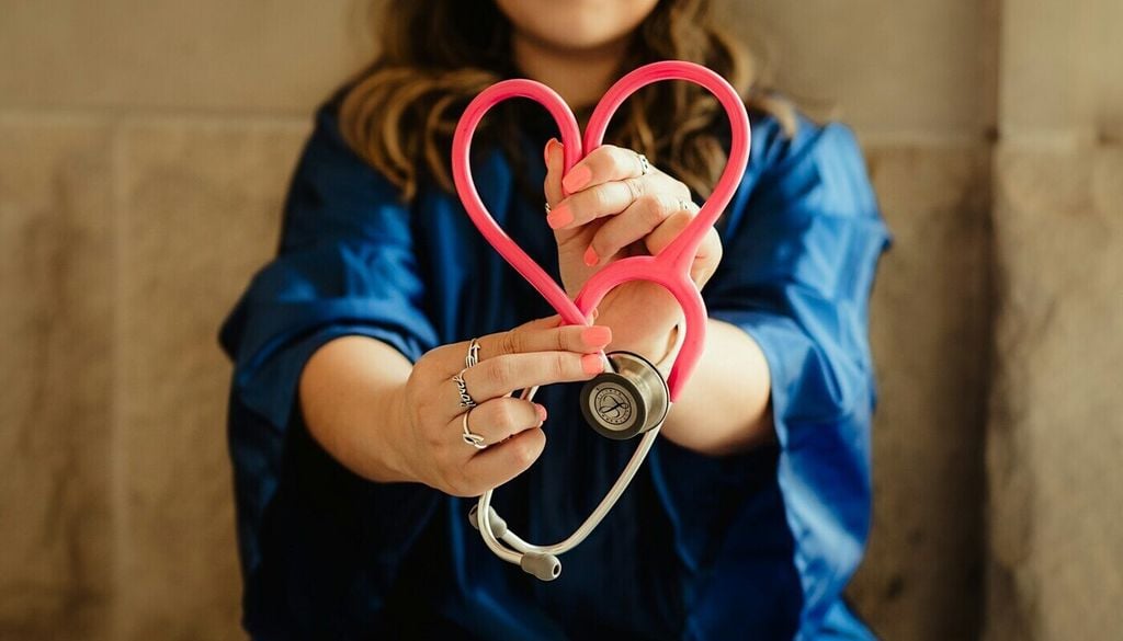 Auch das Krankenhauspersonal leidet unter der zunehmenden Hitze. Durch die Schichtarbeit sind hier kaum Anpassungen möglich. Bild: Patty Brito/Unsplash