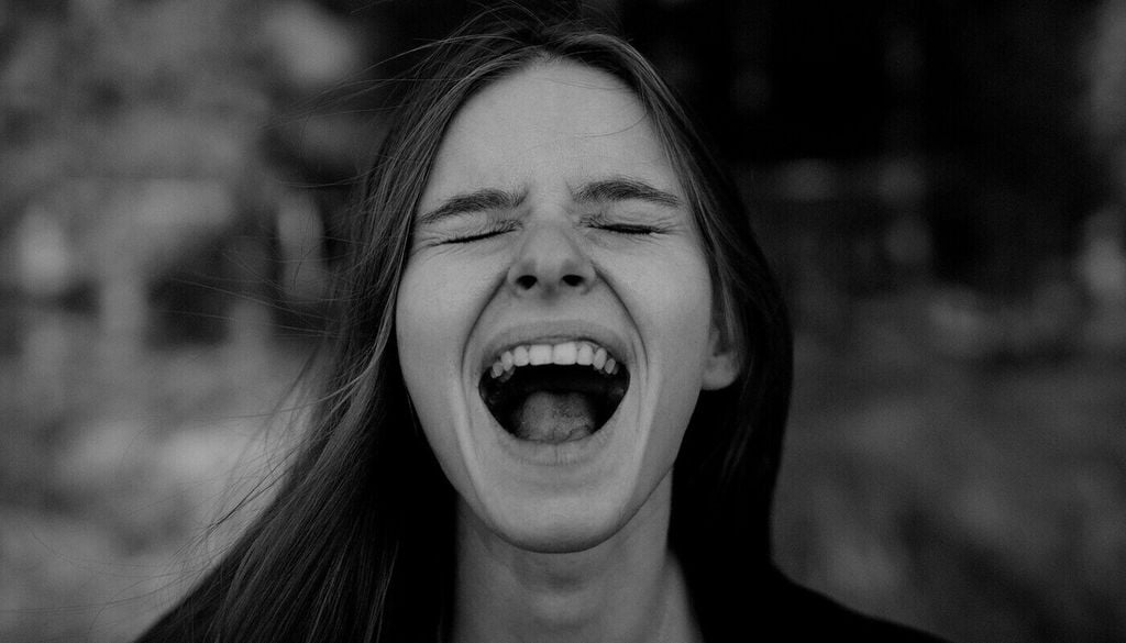 Ist der Körper belastet, leidet meist auch die Seele. Zusätzlich können auch bestimmte Hormone die Aggressivität steigern, etwa Cortisol und Vasopressin. Bild: Hannah Popowski/Unsplash