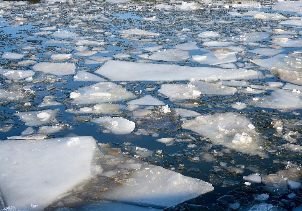 Dicke Eisschollen auf dem Mittellandkanal (Foto: Adobe Stock)