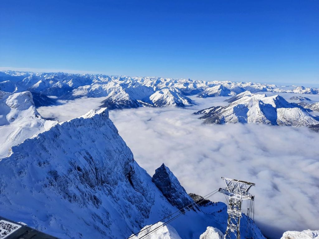 Typische Inversion: Im Tal hält sich der Nebel, darüber gibt es viel Sonnenschein (Foto Markus Köss, Zugspitze im Jan. 2023)