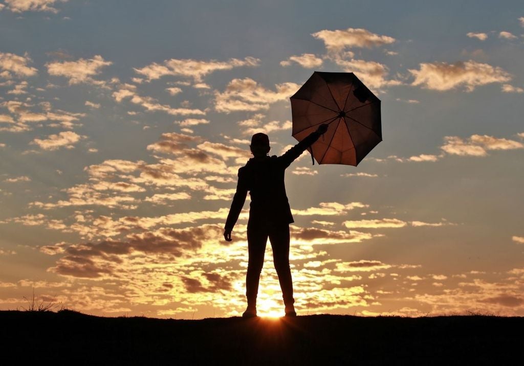 Sonne Regenschirm Herbst Wolken Ob man den Regenschirm nächste Woche tatsächlich weglegen kann, wird sich von wahrscheinlich von Region zu Region unterschiedlich gestalten