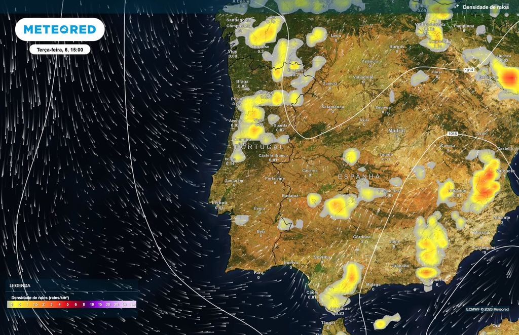 O ECMWF sinaliza atividade elétrica localizada esta terça-feira, particularmente em áreas do Centro, reforçando a possibilidade de aguaceiros pontualmente acompanhados de trovoada.