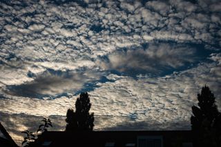 Wolke mit Loch! Wie entstehen Hole-Punch-Clouds?